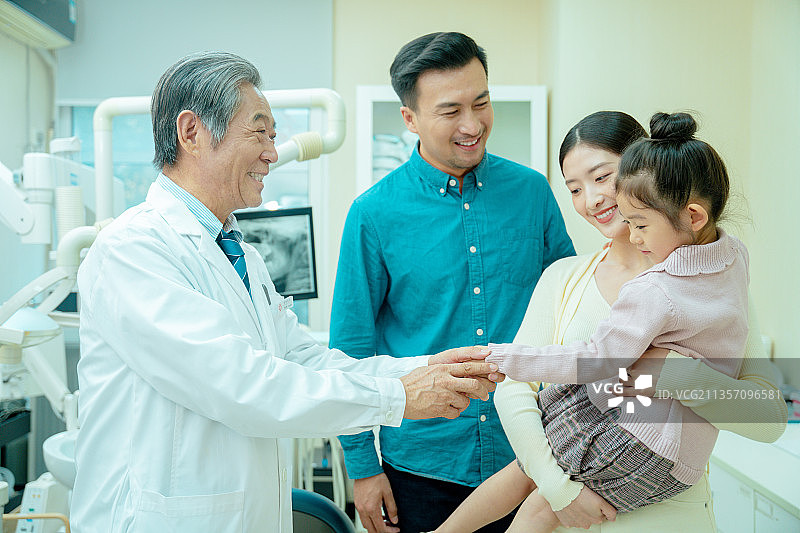私人牙科医生和一家三口图片素材