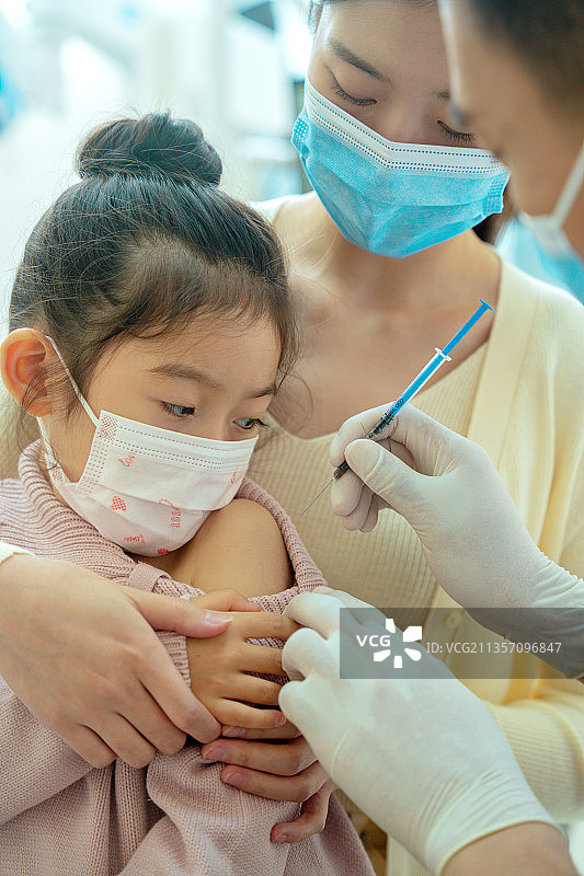 妈妈带着小女孩在打疫苗图片素材