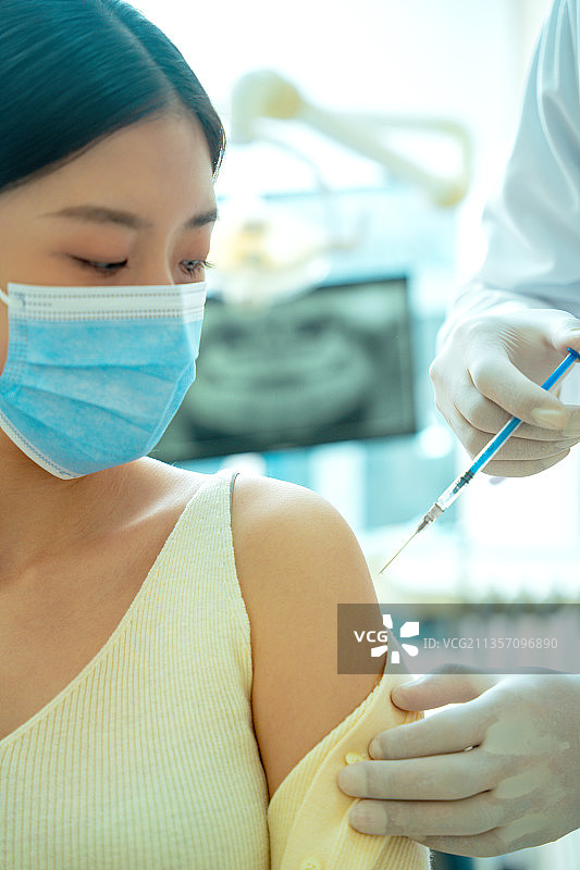 女青年在打疫苗图片素材