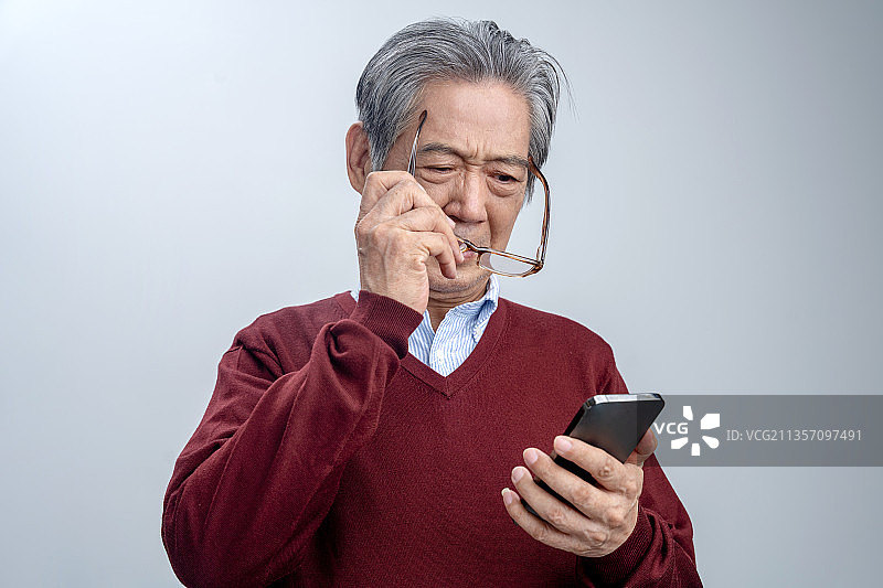 老年人拿着手机图片素材
