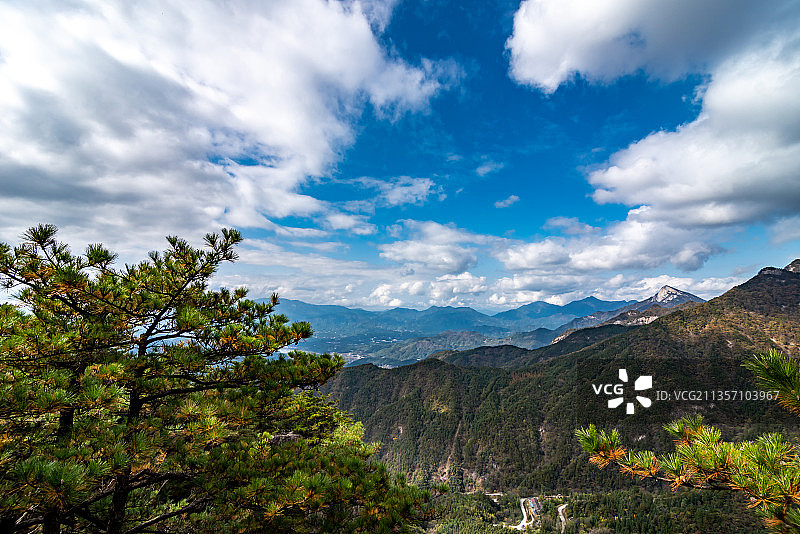 蓝天白云下的湖北黄冈罗田天堂寨图片素材