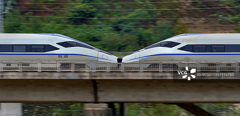 高速运行中的两列高铁重联部分车头特写图片素材