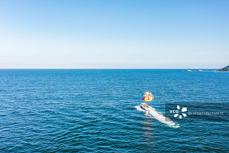 三亚海棠湾水上运动拖曳伞图片素材