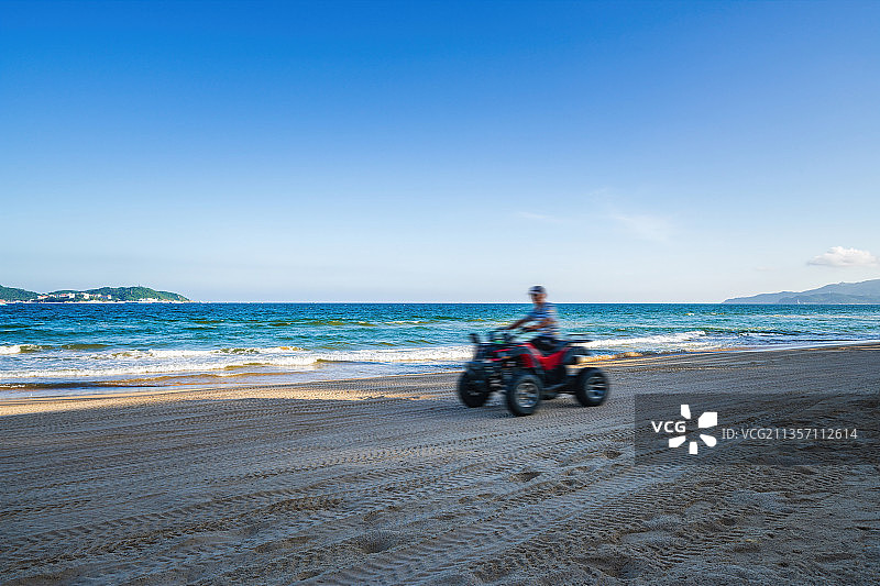 海南省三亚市海棠湾海边正在行驶的沙滩车图片素材