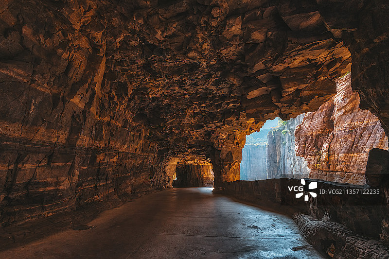 河南太行山新乡辉县万仙山景区郭亮挂壁公路绝壁长廊内部景观图片素材