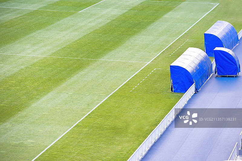 空旷足球场的俯视角度照片图片素材