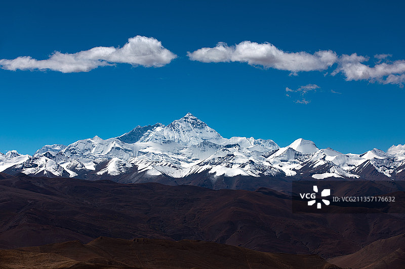 珠穆朗玛峰白云搭桥图片素材