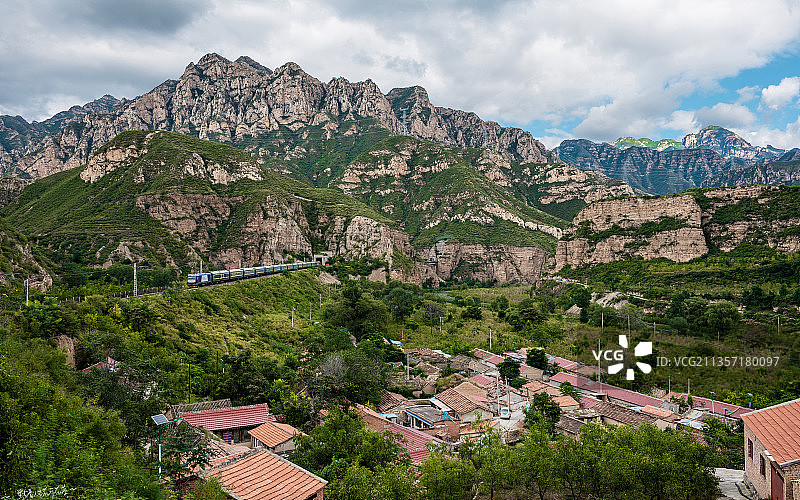 丰沙铁路列车驶过深居幽州大峡谷的安家漩古村落畔图片素材