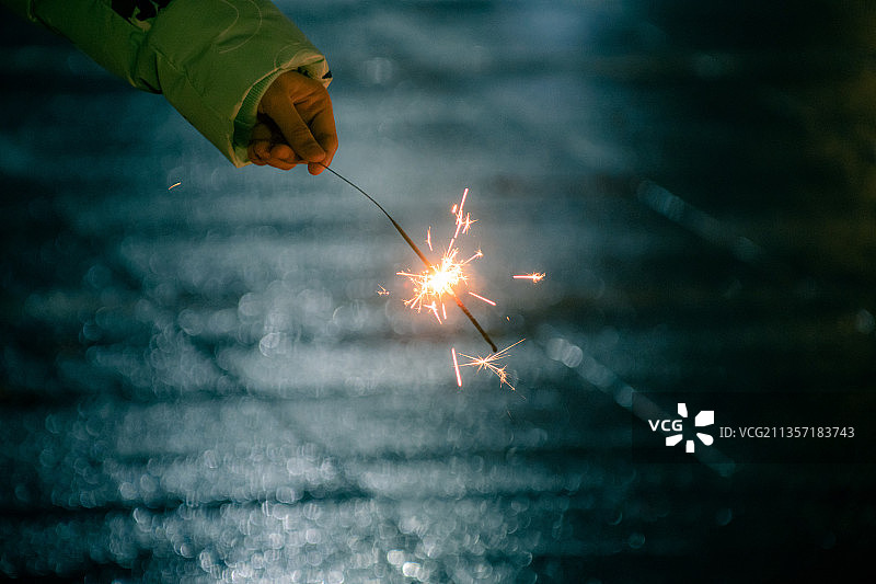手持烟花 仙女棒图片素材