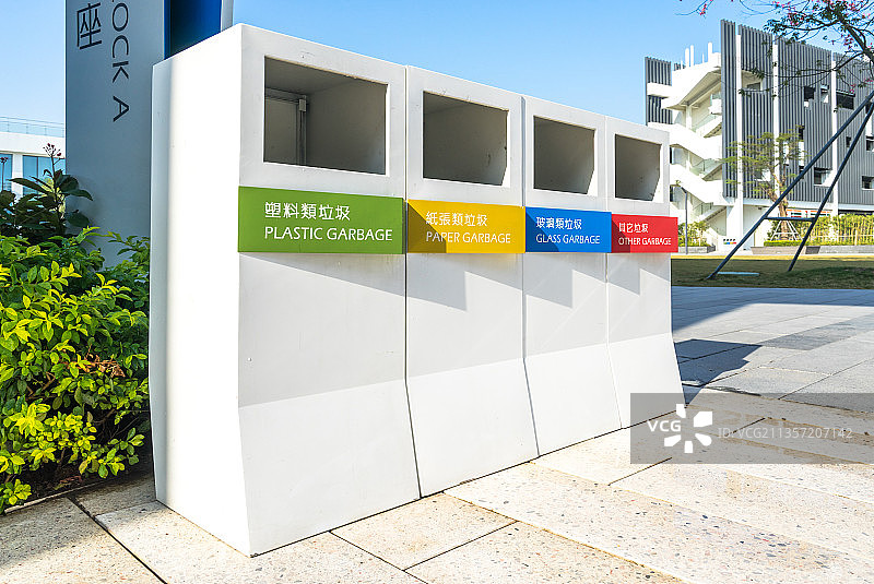 户外分类垃圾箱图片素材
