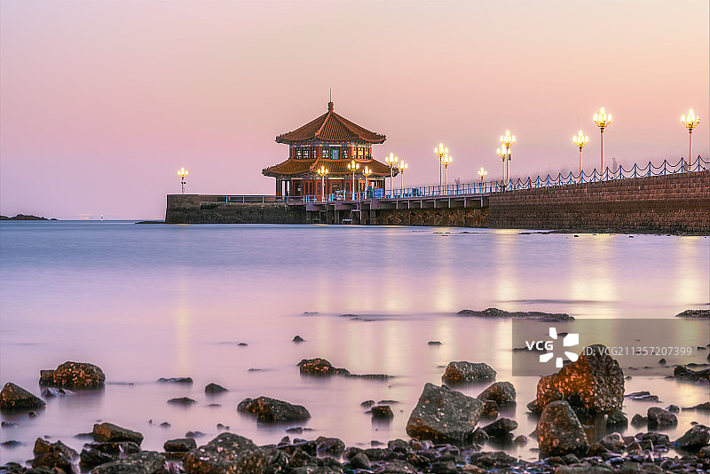 华灯初上的栈桥回澜阁图片素材