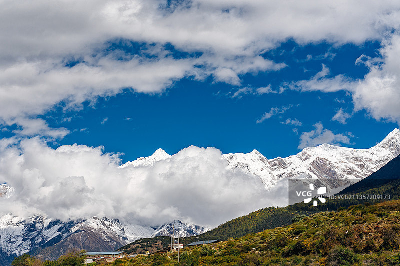 西藏自治区林芝市雅鲁藏布江大峡谷雪山风光图片素材