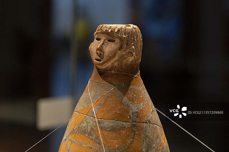 人头形器口彩陶瓶图片素材