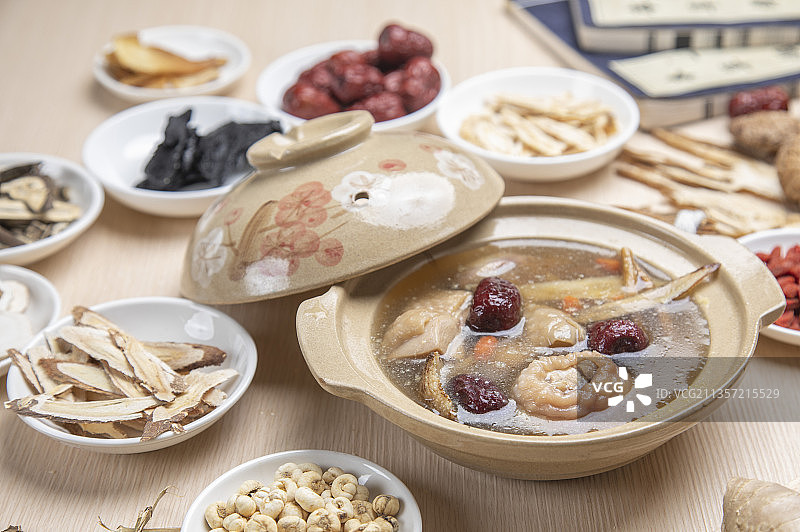 香菇枸杞红枣鸡汤及各式中药材图片素材