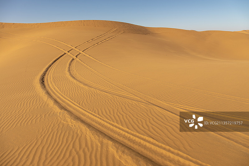 晴朗的天气腾格里大沙漠的线条图片素材