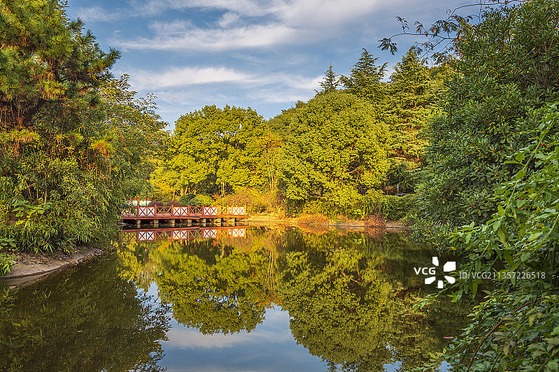 浙江嘉兴平湖九龙山海边汤山公园倒影图片素材