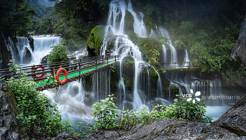 四川凉山州螺髻九十九里温泉瀑布图片素材