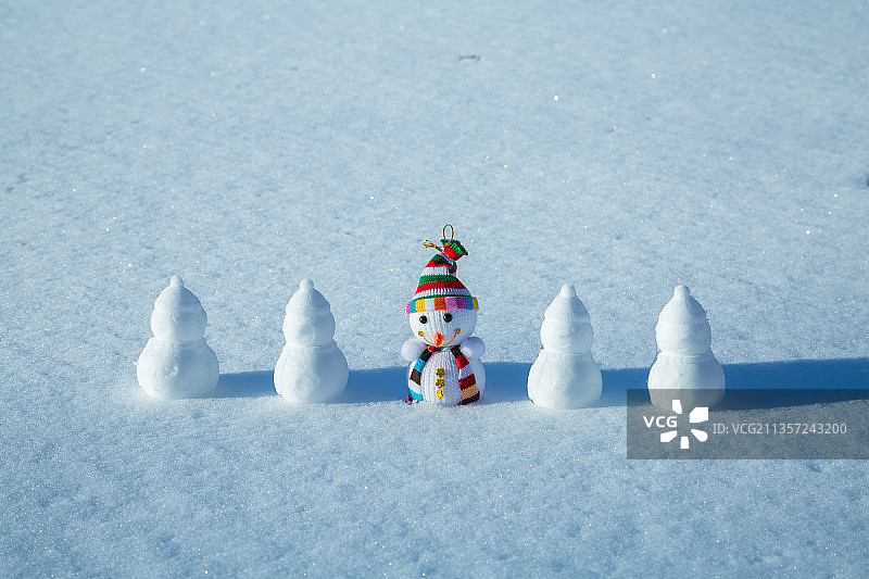 雪地里一排可爱的小雪人图片素材
