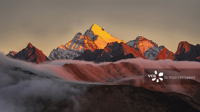 夕阳晖映雪宝顶图片素材