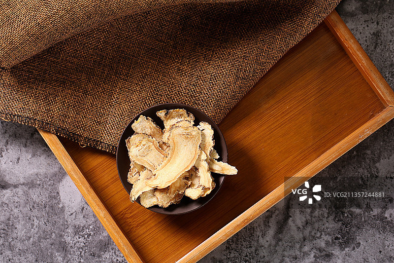 木托盘中碟子装满当归片俯视图图片素材