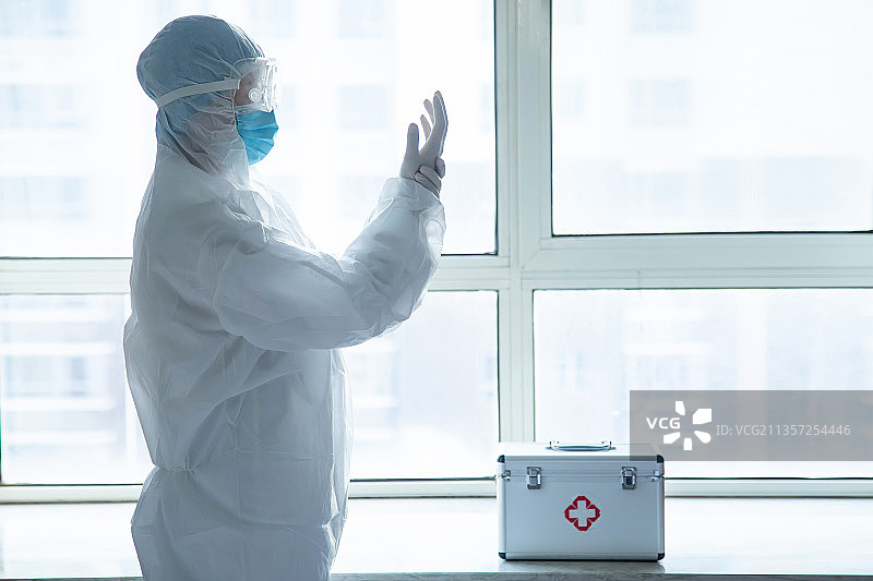 穿防护服戴手套的急救人员图片素材