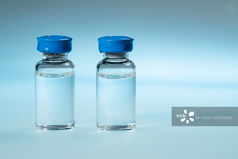 蓝色玻璃药瓶大特写图片素材