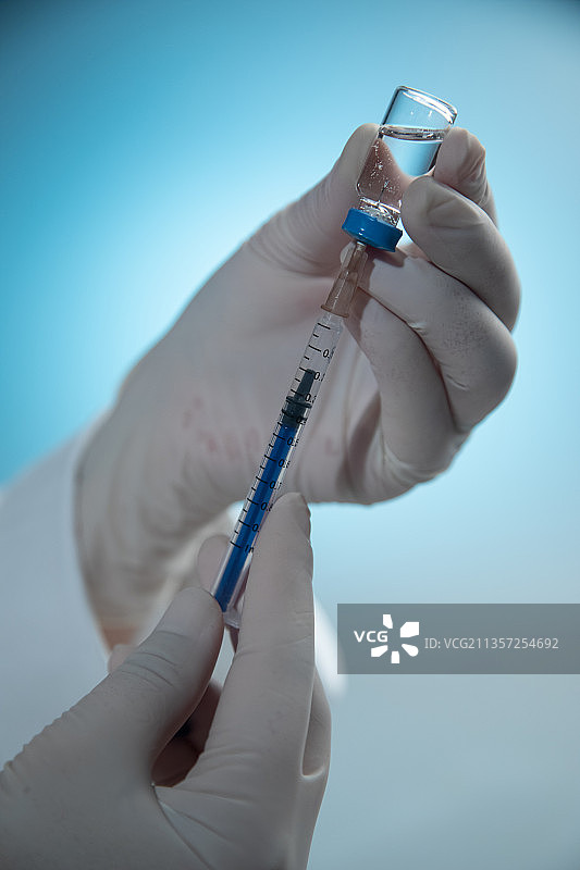 护士手捧注射器特写图片素材