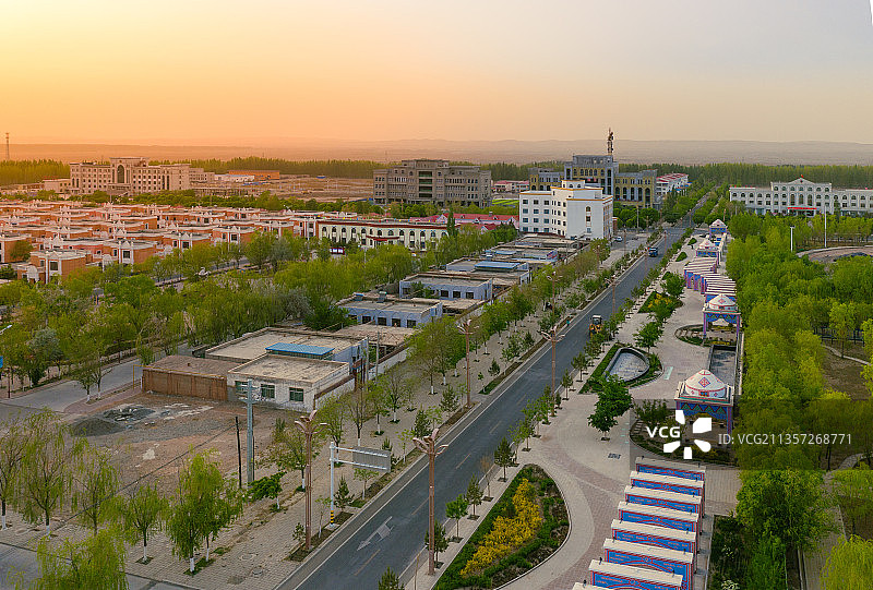 航拍阿克塞小城夕阳天际线图片素材