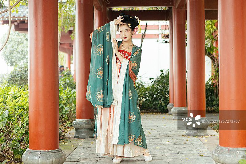 亚洲美女穿着汉服在户外游玩图片素材