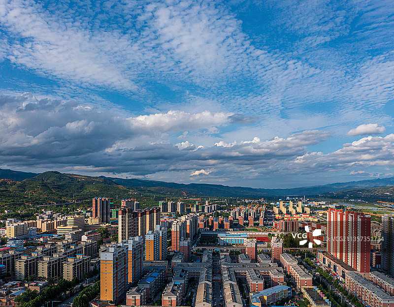 蓝天白云下的豫西小城风景图片素材