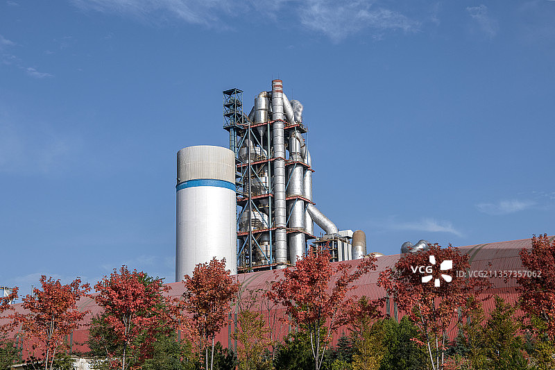 蓝天白云下的现代化水泥厂图片素材