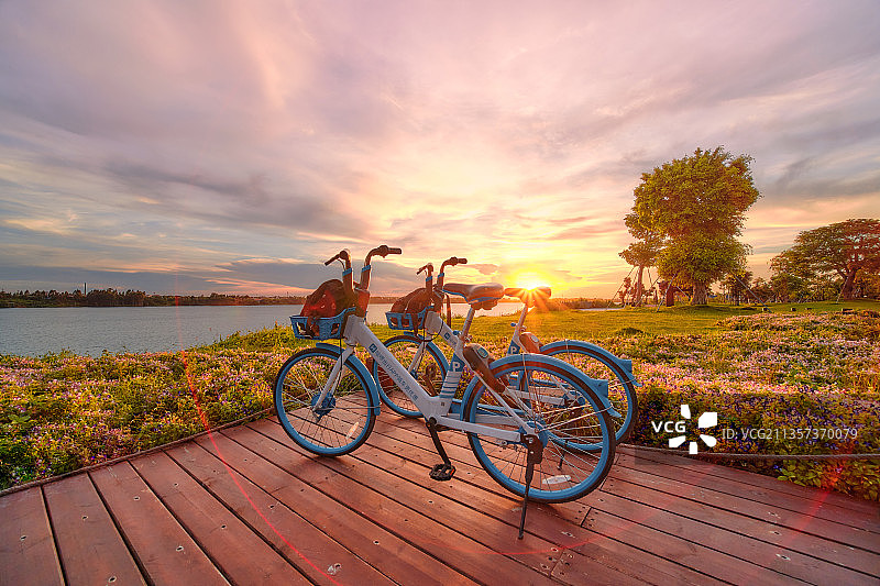 广东茂名露天矿生态公园日落图片素材