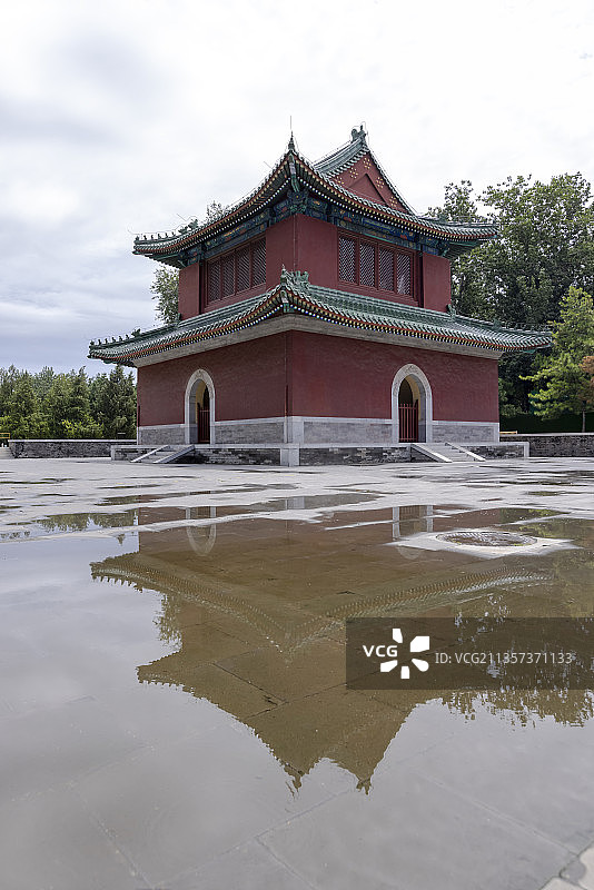 雨后北京地坛公园钟楼图片素材