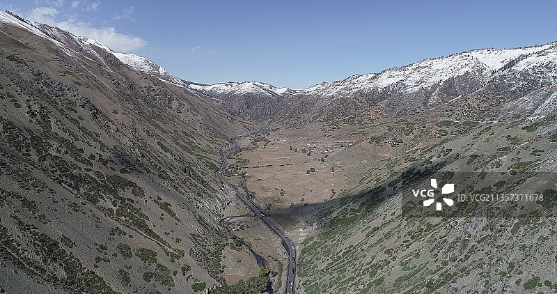 新疆哈密：航拍天山负雪，山间盆地美景图片素材