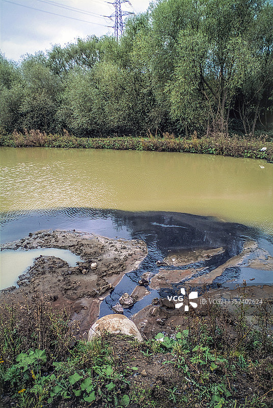 工厂排放的工业废水流入泻湖图片素材