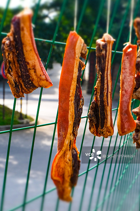 四川省绵阳市户外晾晒的香肠，腊肉，年货，图片素材