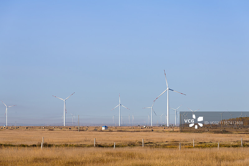 秋天东北湿地上的风力发电站，风车图片素材