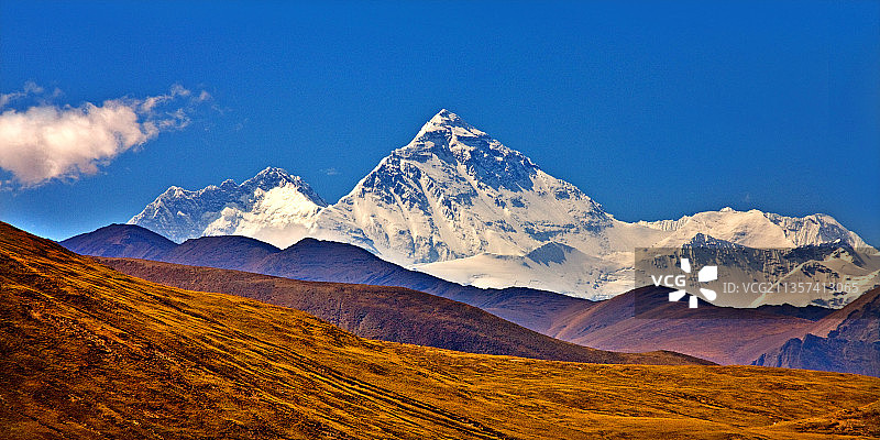 西藏日喀则，珠穆朗玛峰山南风光图片素材