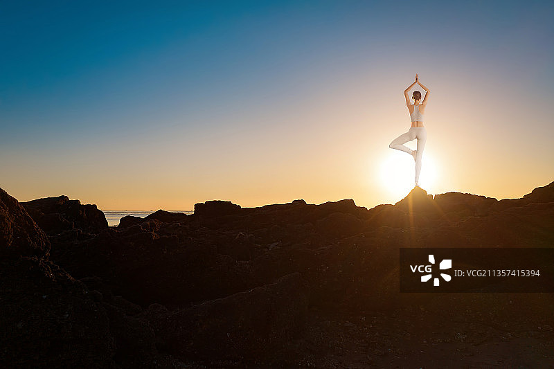 清晨在山顶做瑜伽的女人图片素材