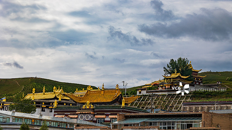 多云的天气，甘肃甘南合作市，米拉日巴佛阁旁的寺庙建筑群。图片素材