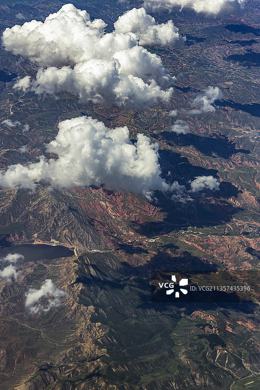 高空航拍宁夏固原市原州区六盘山最北端须弥山石窟图片素材