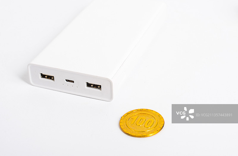 金币钱币和充电宝图片素材