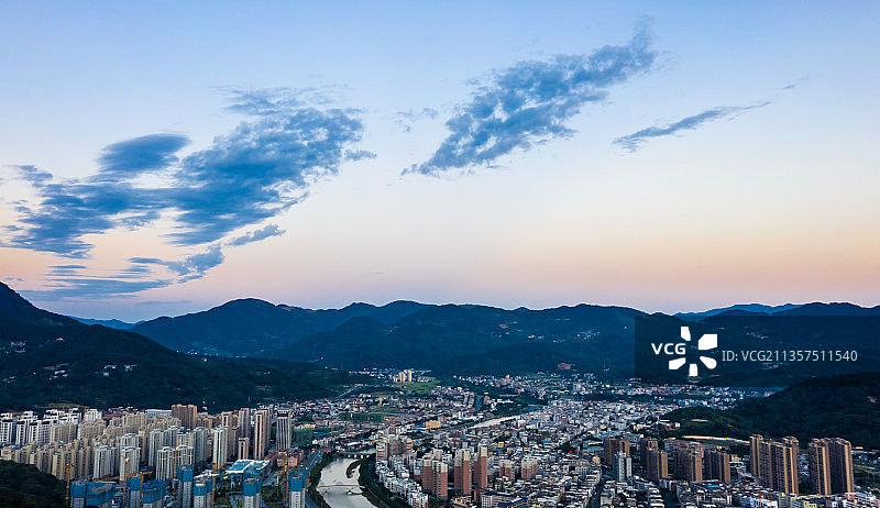 云彩飘过清晨的县城上空，桔红的天空和崭新的建筑清新而充满希望图片素材