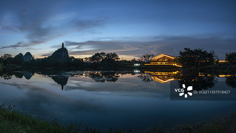 桂林藍調時刻的塔山图片素材
