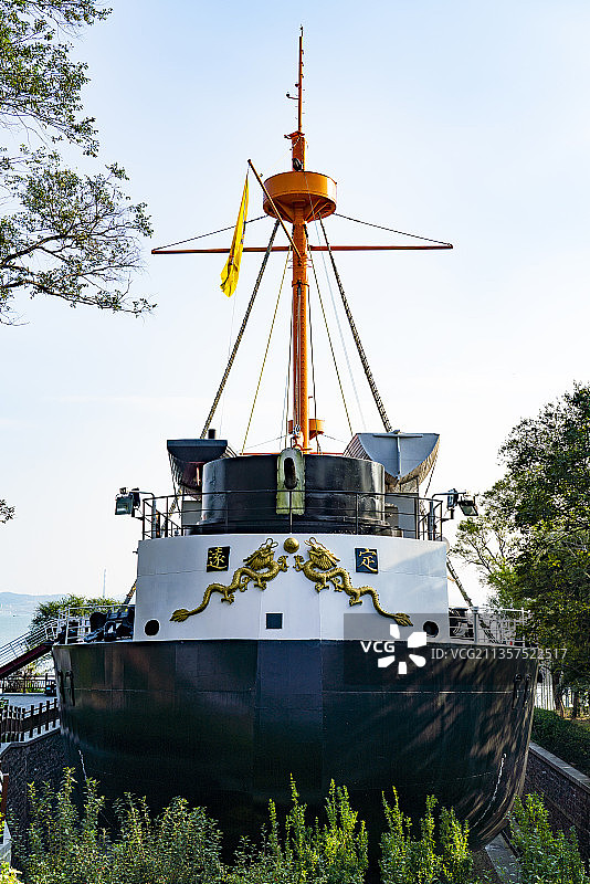 中国山东省威海刘公岛山的定远舰景区图片素材