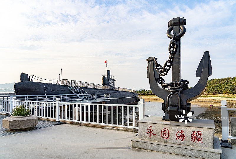 中国山东威海刘公岛景区的观光潜水艇展示图片素材