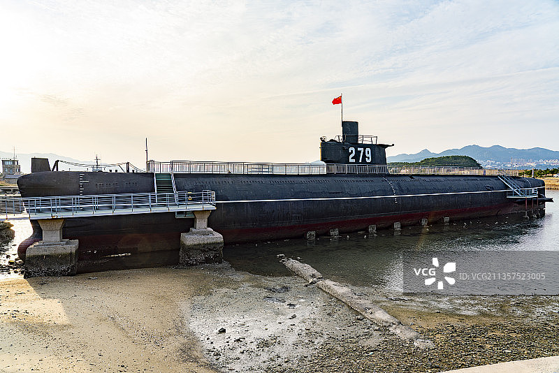 中国山东威海刘公岛景区的观光潜水艇展示图片素材