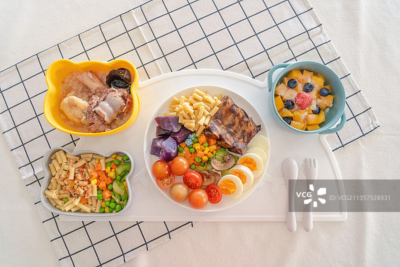 儿童餐健康果蔬排骨意大利面拼盘图片素材