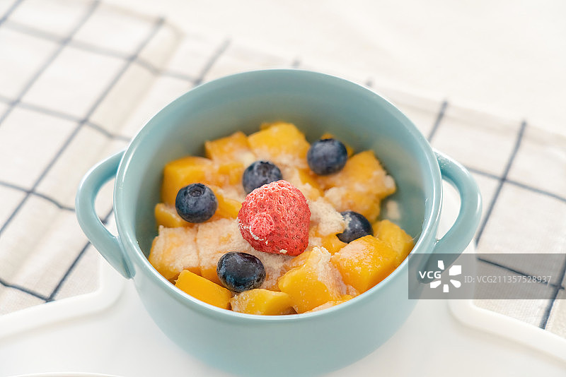 儿童餐健康果蔬排骨意大利面拼盘图片素材