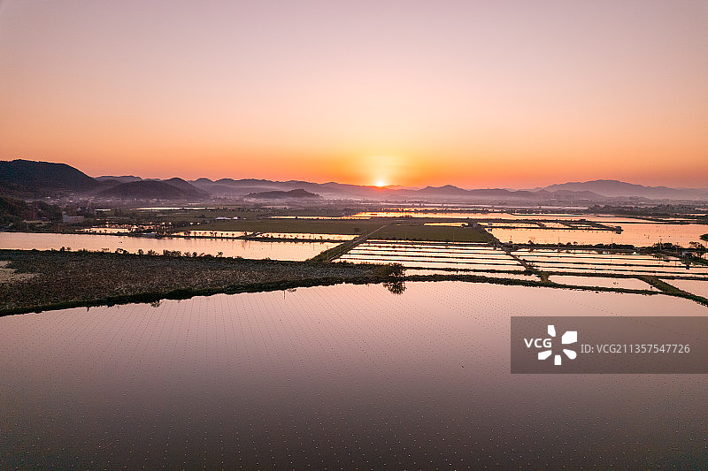 夕阳下的诸暨山下湖珍珠养殖蚌场图片素材